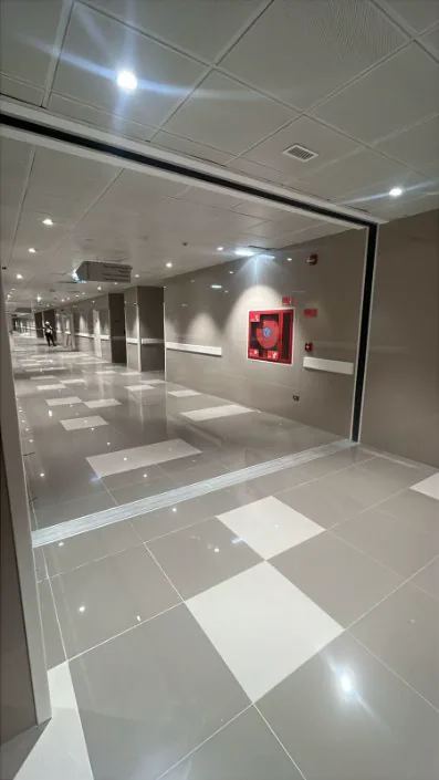 Junta instalada en piso de centro comercial